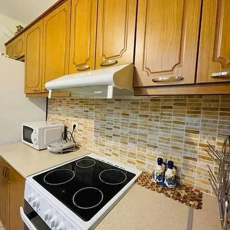 Aleksander's New And Spacious In شقة ساراندا