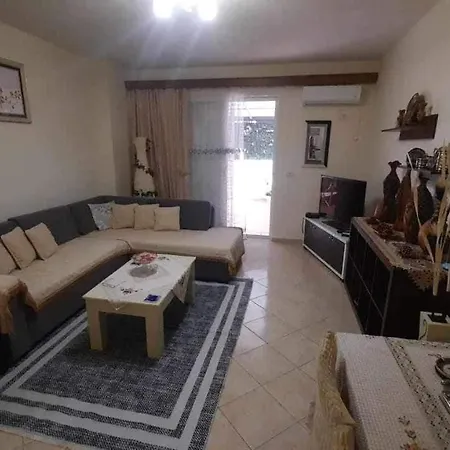 Aleksander's New And Spacious In Apartamento