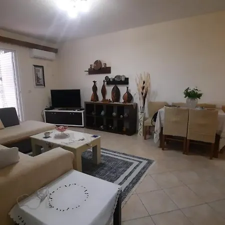 Aleksander's New And Spacious In Apartamento Sarandë