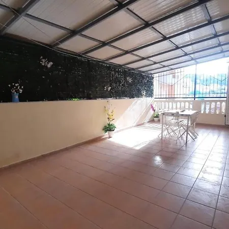 Aleksander's New And Spacious In Apartamento